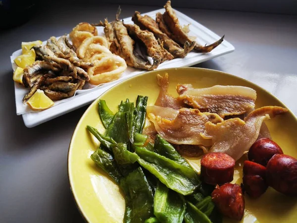 Typisch Spaans Eten Migas Gegarneerd Met Paprika Meloen Gebakken Vis — Stockfoto