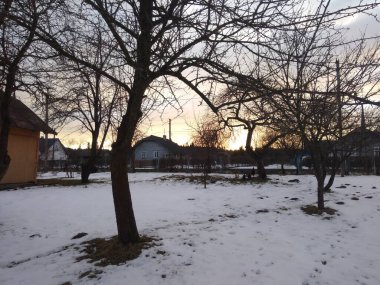 Köyün arkasında güzel kış günbatımı