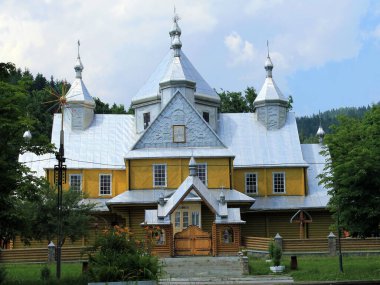  Köydeki eski ahşap kilise.