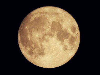 Gece gökyüzünde bir dolunay belirdi.