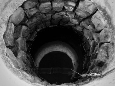 Tatlı suyla birlikte eski taş kuyusu.