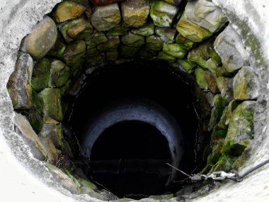 Tatlı suyla birlikte eski taş kuyusu.