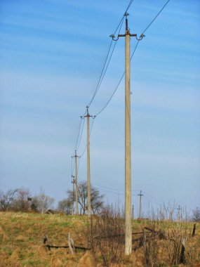 Arazinin ortasında duran bir elektrik direği.