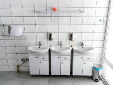 Temiz, modern umumi tuvalette üç lavabo.
