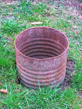 Yıpranmış metal bir boru, muhtemelen eski bir sığınaktan.