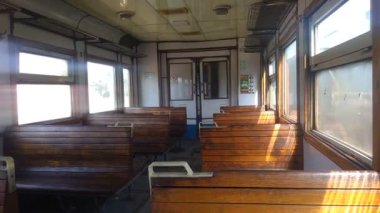 Eski bir trenin içindeki ahşap banklara yakın çekim