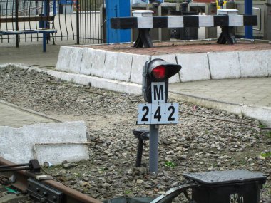 Çıkmaz bir yolda kırmızı ışık sinyali, durduğumuzu gösteriyor.