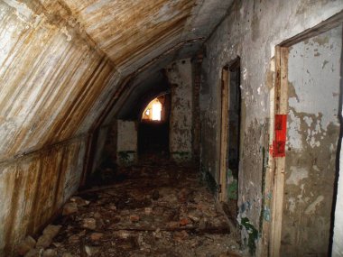 İflas etmiş bir pamuk fabrikasının terk edilmiş deposu endüstriyel çürümeyi gösteriyor.