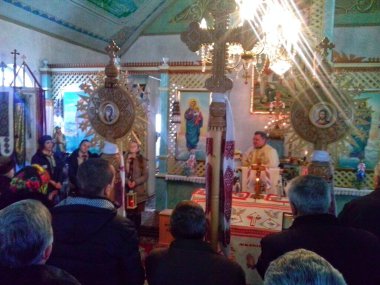 Kırsal kesimde yeni yıl ayini, dini bir etkinliği yakalamak. Fotoğraf 1 Ocak 2017 Pazar günü saat 13: 17 'de çekildi. Verkhovyna, Verkhovyna bölgesi, Ivano-Frankivsk bölgesi, Ukrayna