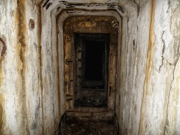 Terk edilmiş bir fabrikanın acil çıkış kapısı.