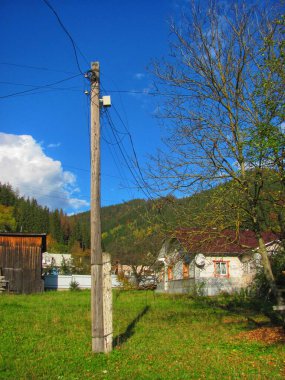 Kırsal bir dağ köyünde sabit bir telefon hattı.