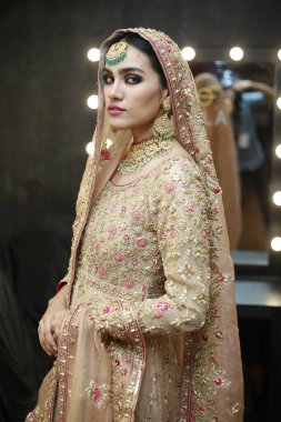 Kuliste, Pakistan Moda Haftası 21-22. Gün Şenliği 'nde geleneksel Hint Gelinliği pozuyla poz ver. 15 Ekim 2021 'de Karaçi' de moda haftası