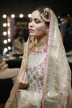 Kuliste, Pakistan Moda Haftası 21-22. Gün Şenliği 'nde geleneksel Hint Gelinliği pozuyla poz ver. 15 Ekim 2021 'de Karaçi' de moda haftası