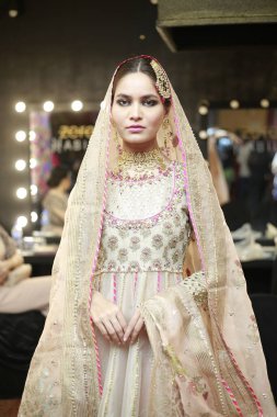 Kuliste, Pakistan Moda Haftası 21-22. Gün Şenliği 'nde geleneksel Hint Gelinliği pozuyla poz ver. 15 Ekim 2021 'de Karaçi' de moda haftası