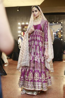 Kuliste, Pakistan Moda Haftası 21-22. Gün Şenliği 'nde geleneksel Hint Gelinliği pozuyla poz ver. 15 Ekim 2021 'de Karaçi' de moda haftası