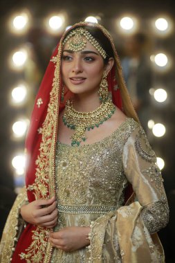 Kuliste, Pakistan Moda Haftası 21-22. Gün Şenliği 'nde geleneksel Hint Gelinliği pozuyla poz ver. 15 Ekim 2021 'de Karaçi' de moda haftası