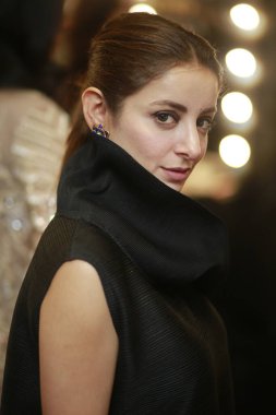 Kuliste, Pakistan Moda Haftası 21-22. Gün Şenliği 'nde geleneksel Hint Gelinliği pozuyla poz ver. 15 Ekim 2021 'de Karaçi' de moda haftası