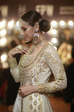 Kuliste, Pakistan Moda Haftası 21-22. Gün Şenliği 'nde geleneksel Hint Gelinliği pozuyla poz ver. 15 Ekim 2021 'de Karaçi' de moda haftası