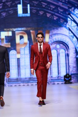 Moda Pakistan Moda Haftası Kış Festivali 'nde tasarımcı Emran Rajput' un koleksiyonunu sergileyen mankenler podyumda yürüyor. 14 Ekim 2021 'de Karaçi' de moda haftası