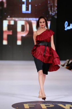 Model, Pakistan Moda Haftası 21-22 'de Sadaf' ın koleksiyonunu sergilemek için podyumda yürüyor. 14 Ekim 2021 'de Karaçi' de moda haftası