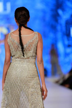 Moda Pakistan 'da Kış Festivali' nin 21. ve 22. günlerinde giysi koleksiyonunu sergileyen podyumda manken. 15 Ekim 2021 'de Karaçi' de moda haftası