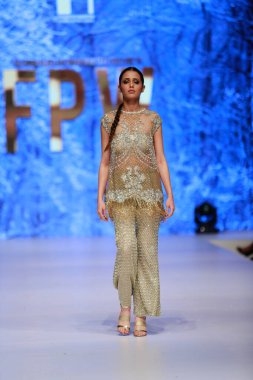 Moda Pakistan 'da Kış Festivali' nin 21. ve 22. günlerinde giysi koleksiyonunu sergileyen podyumda manken. 15 Ekim 2021 'de Karaçi' de moda haftası