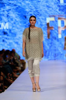 Moda Pakistan 'da Kış Festivali' nin 21. ve 22. günlerinde giysi koleksiyonunu sergileyen podyumda manken. 15 Ekim 2021 'de Karaçi' de moda haftası