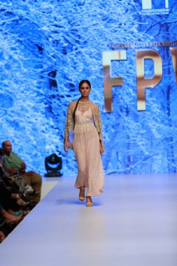 Moda Pakistan 'da Kış Festivali' nin 21. ve 22. günlerinde giysi koleksiyonunu sergileyen podyumda manken. 15 Ekim 2021 'de Karaçi' de moda haftası