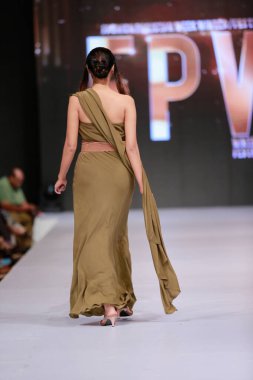 Moda Pakistan 'da Kış Festivali' nin 21. ve 22. günlerinde giysi koleksiyonunu sergileyen podyumda manken. 15 Ekim 2021 'de Karaçi' de moda haftası