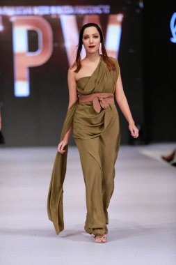 Moda Pakistan 'da Kış Festivali' nin 21. ve 22. günlerinde giysi koleksiyonunu sergileyen podyumda manken. 15 Ekim 2021 'de Karaçi' de moda haftası