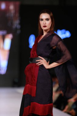 Moda Pakistan 'da Kış Festivali' nin 21. ve 22. günlerinde giysi koleksiyonunu sergileyen podyumda manken. 15 Ekim 2021 'de Karaçi' de moda haftası