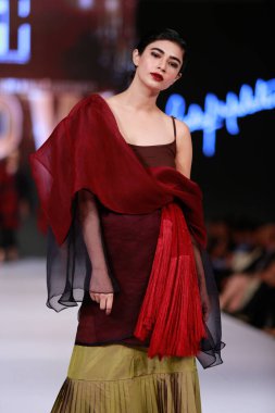 Moda Pakistan 'da Kış Festivali' nin 21. ve 22. günlerinde giysi koleksiyonunu sergileyen podyumda manken. 15 Ekim 2021 'de Karaçi' de moda haftası