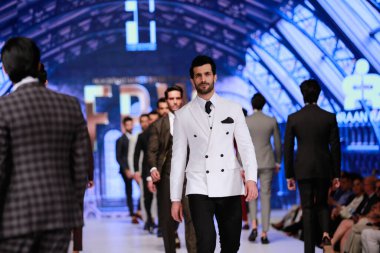 Moda Pakistan Moda Haftası Kış Festivali 'nde tasarımcı Emran Rajput' un koleksiyonunu sergileyen mankenler podyumda yürüyor. 14 Ekim 2021 'de Karaçi' de moda haftası