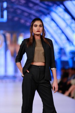 Model, Pakistan Moda Haftası 21-22 'de Sadaf' ın koleksiyonunu sergilemek için podyumda yürüyor. 14 Ekim 2021 'de Karaçi' de moda haftası