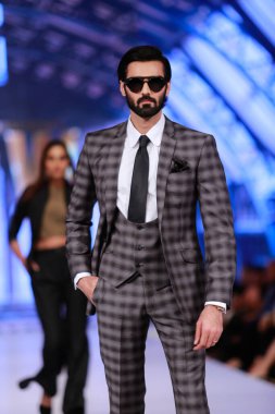 Moda Pakistan Moda Haftası Kış Festivali 'nde tasarımcı Emran Rajput' un koleksiyonunu sergileyen mankenler podyumda yürüyor. 14 Ekim 2021 'de Karaçi' de moda haftası