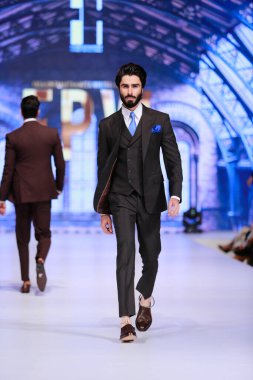 Moda Pakistan Moda Haftası Kış Festivali 'nde tasarımcı Emran Rajput' un koleksiyonunu sergileyen mankenler podyumda yürüyor. 14 Ekim 2021 'de Karaçi' de moda haftası