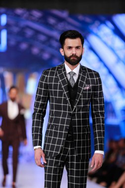 Moda Pakistan Moda Haftası Kış Festivali 'nde tasarımcı Emran Rajput' un koleksiyonunu sergileyen mankenler podyumda yürüyor. 14 Ekim 2021 'de Karaçi' de moda haftası