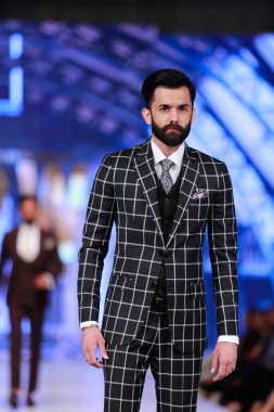 Moda Pakistan Moda Haftası Kış Festivali 'nde tasarımcı Emran Rajput' un koleksiyonunu sergileyen mankenler podyumda yürüyor. 14 Ekim 2021 'de Karaçi' de moda haftası