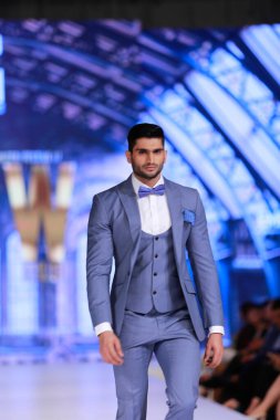 Moda Pakistan Moda Haftası 21-22 'de tasarımcı Emran Rajput' un koleksiyonunu sergileyen podyumda manken yürüyüşü. 14 Ekim 2021 'de Karaçi' de moda haftası