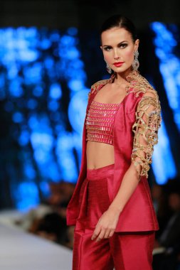 Moda Pakistan 'da Kış Festivali' nin 21. ve 22. günlerinde giysi koleksiyonunu sergileyen podyumda manken. 15 Ekim 2021 'de Karaçi' de moda haftası