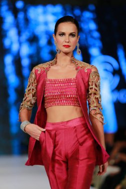 Moda Pakistan 'da Kış Festivali' nin 21. ve 22. günlerinde giysi koleksiyonunu sergileyen podyumda manken. 15 Ekim 2021 'de Karaçi' de moda haftası