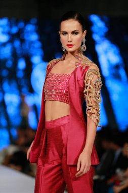 Moda Pakistan 'da Kış Festivali' nin 21. ve 22. günlerinde giysi koleksiyonunu sergileyen podyumda manken. 15 Ekim 2021 'de Karaçi' de moda haftası