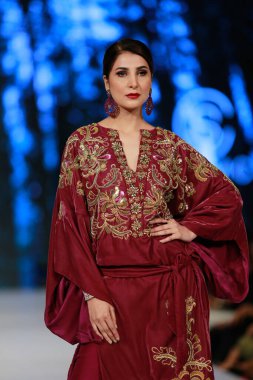 Moda Pakistan 'da Kış Festivali' nin 21. ve 22. günlerinde giysi koleksiyonunu sergileyen podyumda manken. 15 Ekim 2021 'de Karaçi' de moda haftası