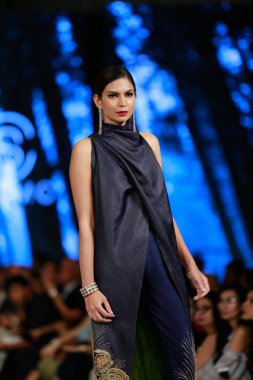 Moda Pakistan 'da Kış Festivali' nin 21. ve 22. günlerinde giysi koleksiyonunu sergileyen podyumda manken. 15 Ekim 2021 'de Karaçi' de moda haftası