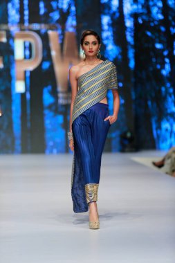 Model, Pakistan Moda Haftası 21-22 'de 