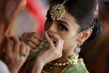 Kuliste, Pakistan Moda Haftası 21-22. Gün Şenliği 'nde geleneksel Hint Gelinliği pozuyla poz ver. 15 Ekim 2021 'de Karaçi' de moda haftası
