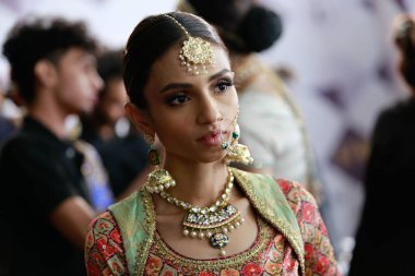 Kuliste, Pakistan Moda Haftası 21-22. Gün Şenliği 'nde geleneksel Hint Gelinliği pozuyla poz ver. 15 Ekim 2021 'de Karaçi' de moda haftası