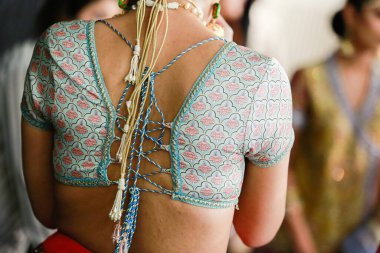 Kuliste, Pakistan Moda Haftası 21-22. Gün Şenliği 'nde geleneksel Hint Gelinliği pozuyla poz ver. 15 Ekim 2021 'de Karaçi' de moda haftası