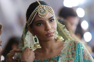 Kuliste, Pakistan Moda Haftası 21-22. Gün Şenliği 'nde geleneksel Hint Gelinliği pozuyla poz ver. 15 Ekim 2021 'de Karaçi' de moda haftası