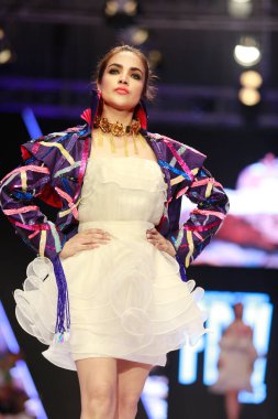 Moda Pakistan 'da Kış Festivali' nin 21. ve 22. günlerinde giysi koleksiyonunu sergileyen podyumda manken. 15 Ekim 2021 'de Karaçi' de moda haftası